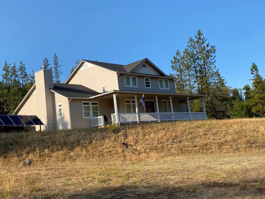 Majestic Newly Renovated Home Surrounded By Greenery Grants Pass Exterior foto