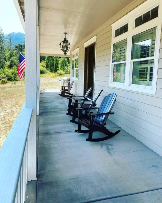 Majestic Newly Renovated Home Surrounded By Greenery Grants Pass Exterior foto